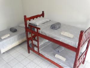 2 stapelbedden in een kleine kamer met: bij Pedroca Hostel in Palmas