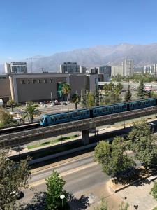 um comboio azul numa pista numa cidade em Departamento LA FLORIDA em Santiago