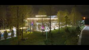 een gebouw verlicht 's nachts met lichten aan bij Bald Cypress B&B in Lung-mu-ching