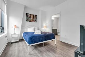 1 dormitorio con 1 cama con manta azul en Waterfront Two Bedroom apartment in a brand new building apts, en Washington