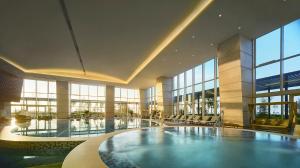 Bazén v ubytování Shangri-La Qinhuangdao nebo v jeho okolí