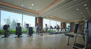 una palestra con tapis roulant e attrezzature per il fitness in un edificio di Shangri-La Qinhuangdao a Qinhuangdao