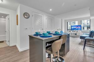 een keuken en een woonkamer met een tafel en stoelen bij Two Bedroom Fully Furnished Apartment near Waterfront apts in Washington