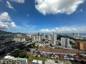 Blick auf eine Stadt mit hohen Gebäuden in der Unterkunft Georgetown City Skyline Seaview Urban Suites in Jelutong