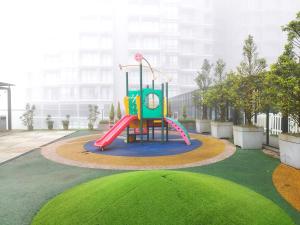 un parco giochi con uno scivolo in un parco di Genting CozyColdStudio AT Ion Delemen a Resorts World Genting