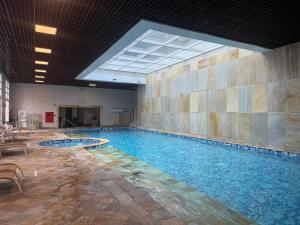 uma grande piscina com uma clarabóia num edifício em IL Campanario é Destino Floripa em Florianópolis