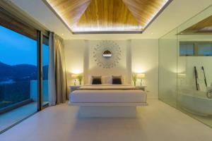 Una cama o camas en una habitación de Villa Jaliza - Sea View 6BR Samui 33 fotos más