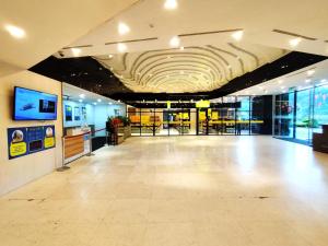 una grande hall vuota con un grande soffitto di Genting CozyColdStudio AT Ion Delemen a Resorts World Genting Altre 62 foto