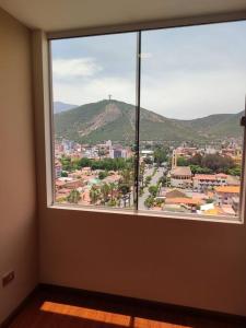 d'une grande fenêtre avec vue sur la ville. dans l'établissement hermoso departamento confortable tribeca, à Cochabamba