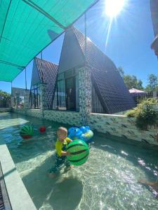 Bazén v ubytování Homestay Á Âu Family nebo v jeho okolí