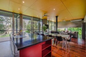 En restaurang eller annat matställe på Cape Horn Vineyard 5 Bedroom Riverfront House on Working Vineyard
