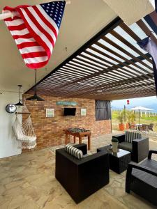 una sala de estar con una bandera americana colgando del techo en LUZ DE LUNA minihouse en Los Santos