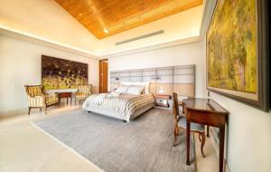 A bed or beds in a room at Cacique Casa De Campo