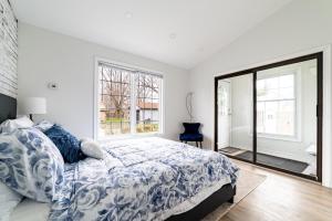 1 dormitorio con cama y ventana grande en 2br - Spacious Yard - Canal Bridge, Falls Nearby!, en Welland