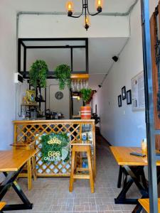una sala da pranzo con tavoli e bancone con piante di B&B CALLE REAL a San Roque