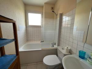 ein Badezimmer mit einer Badewanne, einem WC und einem Waschbecken in der Unterkunft Appartement Arcachon, 2 pièces, 4 personnes - FR-1-374-115 in Arcachon