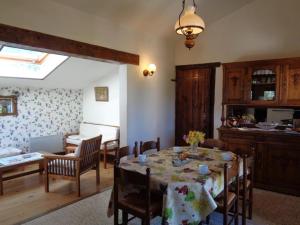 uma sala de jantar com uma mesa e uma cozinha em Gîte Saint-Haon-le-Châtel, 4 pièces, 6 personnes - FR-1-496-21 em Saint-Haon-le-Châtel