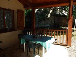 a table and chairs on a screened in porch at Maisonnette 3 chambres proche Océan - Animaux admis - FR-1-379-145 in Messanges
