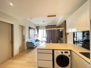 een keuken en een woonkamer met een wasmachine bij Premium Getaways in Kuala Lumpur +21 foto's
