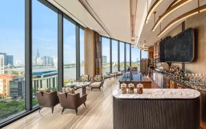 TV a/nebo společenská místnost v ubytování Hilton Saigon