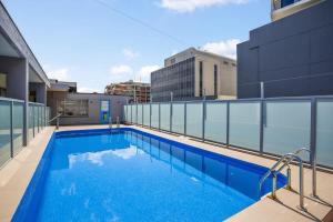 una piscina sul tetto di un edificio di Chic Studio with a Pool and Moments from Shop a Sydney