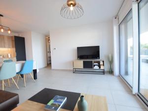 sala de estar con sofá y TV en Appartement Évian-les-Bains, 3 pièces, 4 personnes - FR-1-498-103 en Évian-les-Bains