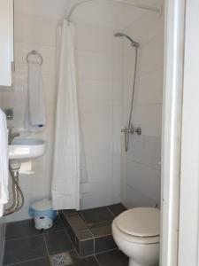 a bathroom with a toilet and a sink at Monoambiente en Terraza in Mendoza