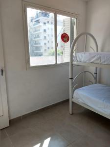 a bedroom with a bunk bed and a window at Monoambiente en Terraza in Mendoza