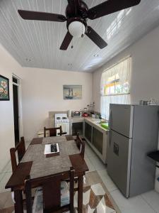 een keuken met een tafel en een plafondventilator bij Melody's Modern Apartment #2 in Puerto Limón