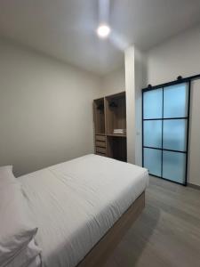 瓦倫西亞的住宿－APARTAMENTOS CIUDAD DE LAS ARTES Y LAS CIENCIAS，卧室设有白色的床和大窗户