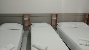 Un pat sau paturi într-o cameră la Hotel Califórnia