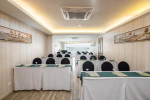 una sala conferenze con tavoli e sedie di Sunlight Guest Hotel a Città di Puerto Princesa
