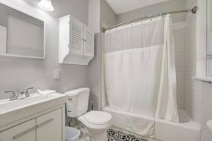 Baño blanco con aseo y lavamanos en Beautiful Brand New Tower Grove Unit 1s, en Clifton Heights