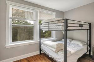 1 dormitorio con litera y 2 ventanas en Beautiful Brand New Tower Grove Unit 1s, en Clifton Heights
