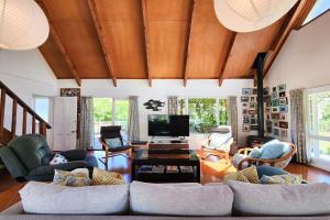 Gallery image of Walnut Cottage in Hahei +15 photos