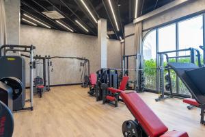 - une salle de sport avec un ensemble d'équipements dans l'établissement K-Town Resort Phan Thiet, à Phan Thiết