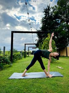 una mujer haciendo una pose de yoga en una esterilla de yoga en Finca La Valletana en Vista Flores