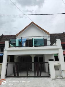 una casa blanca con muchas ventanas en HOMESTAY DARULFALAH -Private Pool, en Kuala Terengganu