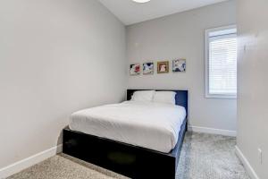 a bedroom with a bed in a white room at Lovely 2-Bedroom Unit in Springfield in Springfield