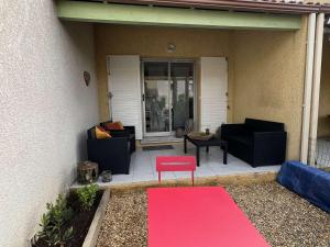 ein roter Teppich auf der Veranda eines Hauses in der Unterkunft Appartement Valras-Plage, 3 pièces, 4 personnes - FR-1-701-78 in Valras-Plage