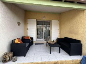 een patio met 2 banken en een tafel op een veranda bij Appartement Valras-Plage, 3 pièces, 4 personnes - FR-1-701-78 in Valras-Plage