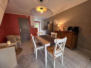 eine Küche und ein Esszimmer mit einem Tisch und Stühlen in der Unterkunft Appartement Valras-Plage, 3 pièces, 4 personnes - FR-1-701-78 in Valras-Plage