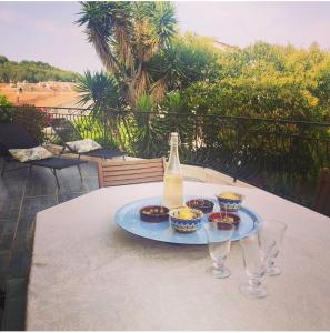 a bottle of wine and two glasses on a table at Villa Melbemar in Six-Fours-les-Plages