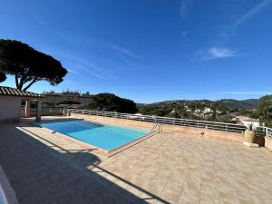 einen Pool in der Mitte einer Terrasse in der Unterkunft Les Issambres : Appt 2 pièces, piscine, clim, pour 4 pers. - FR-1-226-540 in La Garonnette-Plage + 12 Fotos