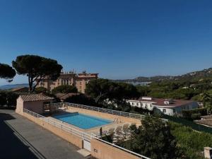 ein Haus mit Swimmingpool auf einem Hügel in der Unterkunft Les Issambres : Appt 2 pièces, piscine, clim, pour 4 pers. - FR-1-226-540 in La Garonnette-Plage