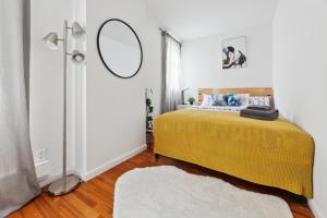 Llit o llits en una habitació de Unique 2BD Apartment in Perfect Location next to Time Square