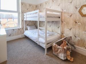 Un dormitorio con dos literas en una habitación. en Mariners Lee, en Llandudno