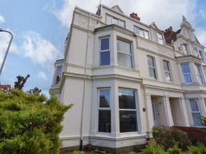 Casa blanca con ventanas grandes en Mariners Lee, en Llandudno