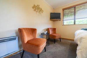 TV a/nebo společenská místnost v ubytování Alpine Rock B&B