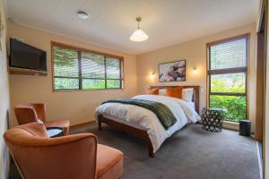 TV a/nebo společenská místnost v ubytování Alpine Rock B&B